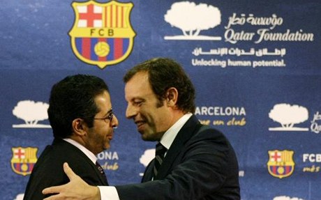Prezident Barcelony Sandro Rosell (vpravo) při podpisu smlouvy.