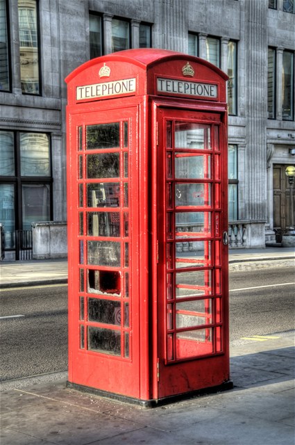 Tradiční červená britská telefonní budka