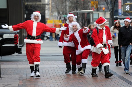 Pedvánoní New York: ulice jsou plné opilých Santa Claus.