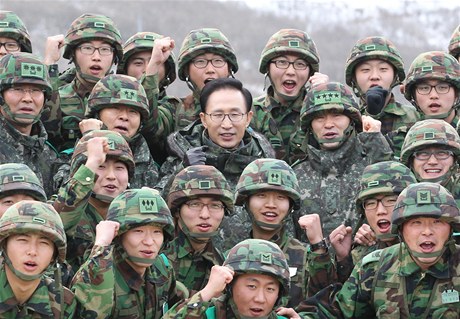 JIhokorejsk prezident I Mjong-bak (vprosted)  s vojky