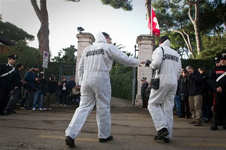 Policejní pyrotechnici zasahují na švýcraské ambasádě v Římě. 