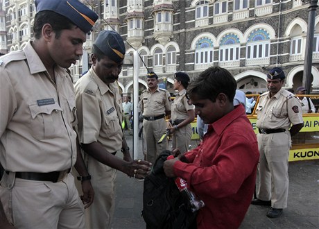 Policejní kontroly ped hotelem Tád v Bombaji
