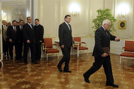 Prezident Václav Klaus sleduje hodinky cestou na tiskovou konferenci