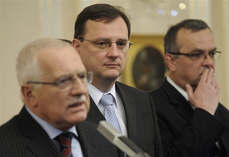 Premiér Petr Neas naslouchá prezidentu Václavu Klausovi 