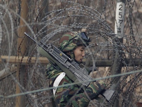 Jihokorejský voják poblí demilitarizované zóny u hranic se Sevení Koreou