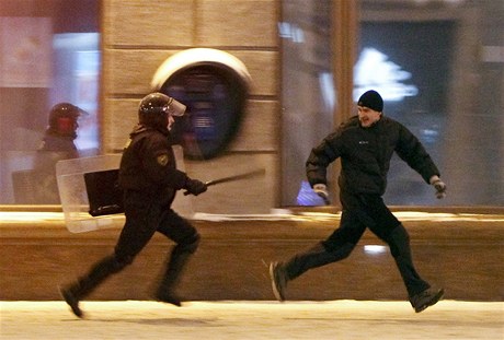 Bloruská policie tvrd rozehnala demonstranty protestující proti znovuzvolení Lukaenka