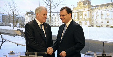 eský premiér Petr Neas (vpravo) a bavorský premiér Horst Seehofer na tiskové konferenci po setkání na Úadu vlády v Praze
