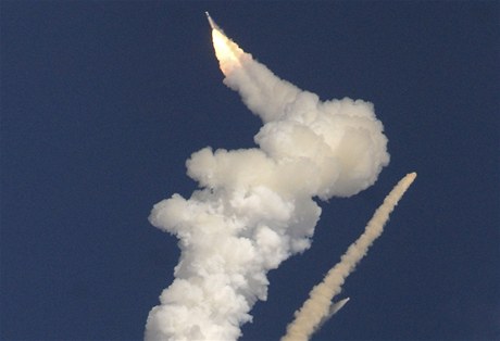 Indická raketa s komunikační družicí krátce po startu explodovala 