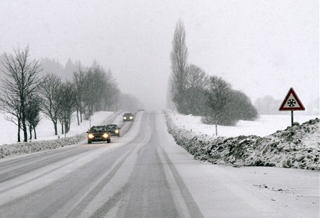 Silné snení a mlha komplikovaly dopravu.