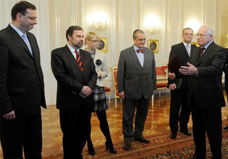 Schzka na Hrad. Petr Neas (zleva), Radek John, Kristýna Koí, Karel Schwarzenberg, Miroslav Kalousek a prezident Václav Klaus.