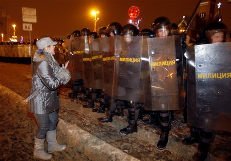 Bloruská policie proti opoziním demonstrantm