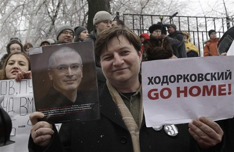 Chodorkovskho pznivci protestovali ped soudem.