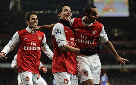 Arsenal - Chelsea (hri Arsenal slav. Zleva: Fabregas, Nasri, Walcott)