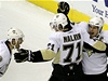 Radost hokejist Pittsburghu - zleva: Dupuis, Malkin a Crosby.