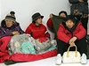 Obyvatelé ostrova Jonpchjong byli evakuováni do podzemních kryt