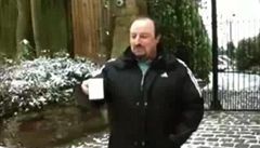 VIDEO: Bentez donesl zmrzlm novinm kafe, pak dostal padka