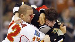 Jarome Iginla na James Benn.