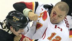 Jarome Iginla na James Benn.
