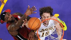 Lakers - Miami (James a Gasol). | na serveru Lidovky.cz | aktuální zprávy