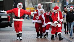 Pedvánoní New York: ulice jsou plné opilých Santa Claus.