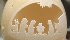 Betlém vyezaný ve ptrosím vejci