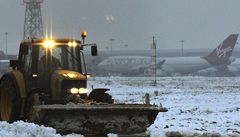 Na londýnském leti�ti uvízly tisíce pasa�ér�