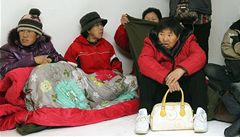 Obyvatelé ostrova Jonpchjong byli evakuováni do podzemních kryt�