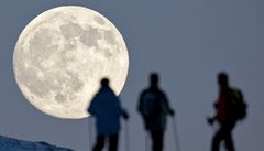 Nastalo úplné zatmění Měsíce, úkaz byl k vidění i v Česku