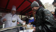 Primátor Bohuslav Svoboda rozléval na Starom�stském nám�stí rybí polévku.