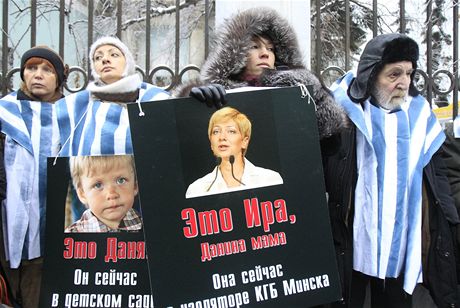Demonstranté drí portrét novináky novináky Iryny Chalipové