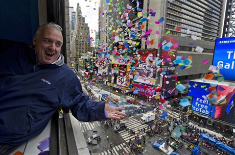 Test paprovch konfet nad Times Square v New Yorku.