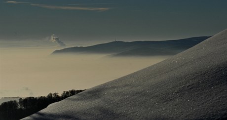 Z vrcholk Kruných hor, kde panovalo slunené poasí, byla patrná silná inverze v uhelné pánvi na Chomutovsku
