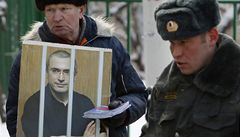 Lidé protestují proti procesu s Chodorkovským