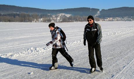 Na zamrzlé hladin vodní nádre Lipno zaala 30. prosince bruslaská sezona. Na snímku první bruslai. 