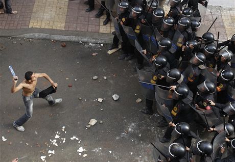 Egyptský kesan ped policejní kordonou. Po útoku na koptský kostel vypukly v ulicích Alexandrie nepokoje