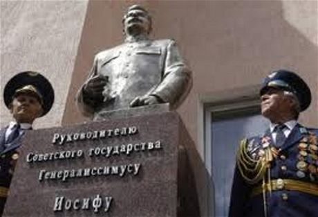 Odhalení Stalinovy sochy v kvtnu 2010, Záporoí, Ukrajina. 
