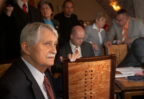 Jií Dienstbier sleduje v Lidovém dom volby do senátu a zastupitelstev 23. 10. 2010 