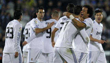 Fotbalisté Realu Madrid slaví gól Cristiana Ronalda do sít Getafe