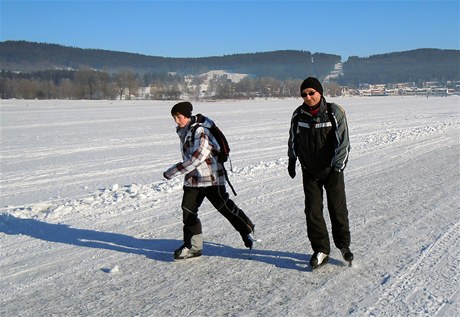 Na zamrzlé hladin vodní nádre Lipno zaala 30. prosince bruslaská sezona. Na snímku první bruslai. 