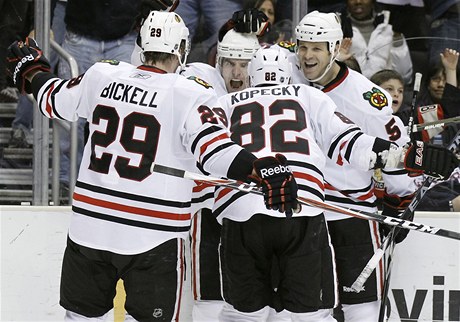 Hokejista Chicaga Blackhawks Patrick Sharp slav se spoluhri jeden ze dvou gl do st Los Angeles Kings. Na dal dva nahrl