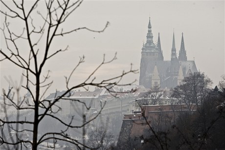 pátek 31.12. Odsud z Letné je krásn vidt, jak moc Svatý Vít pevyuje Hrad. To jen zespodu od Vltavy je to celek, Hradany.