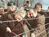 Ministři zahraničních věcí ČSSR a Rakouska Jiří Dienstbier (vpravo) a Alois Mock (vlevo) symbolicky přestřihují dráty na čs.-rakouských hranicích mezi Hatěmi a Kleinhaugsdorfem v roce 1989 