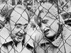 Ministři zahraničí ČSSR a NSR Jiří Dienstbier (vpravo) a Hans-Dietrich Genscher (vlevo) symbolicky přestřihují hraniční dráty v pohraničním pásmu u Nových Domků u Rozvadova (1989)