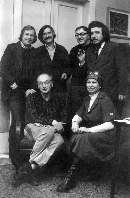 Mluv Charty 77, 1979 - stoj: V. Havel, J. Dienstbier,L. Hejdnek, V. Benda; sed: J. Hjek, Z. Tominov