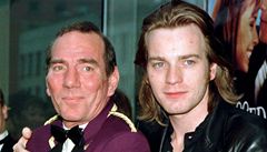 Britský herec Pete Postlethwaite s hereckým kolegou Ewanem McGregorem na archivním snímku z roku 1997.
