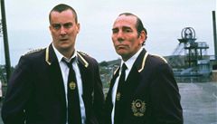 Britský herec Pete Postlethwaite (vpravo) p�i natá�ení se Stephenem Tompkinsonem (vlevo)