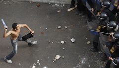 Egyptský kesan ped policejní kordonou. Po útoku na koptský kostel vypukly v ulicích Alexandrie nepokoje