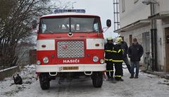 Hasii zasahují pi poáru bytu v nádraním domku v Drahanovicích na Olomoucku