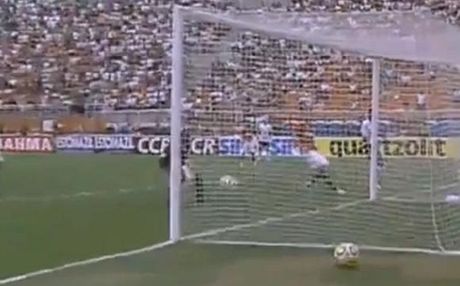 Roberto Carlos dává gól z rohu.