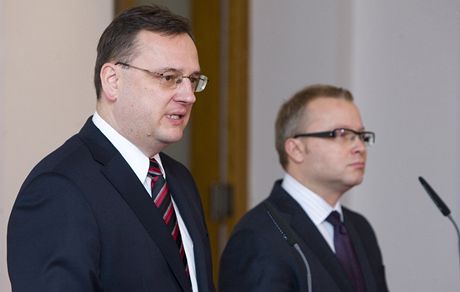 Premiér Petr Neas (vlevo) oznámil jméno kandidáta na nového ministra ivotního prostedí. Je jím poslanec a starosta Prahy 6 Tomá Chalupa (ODS). 